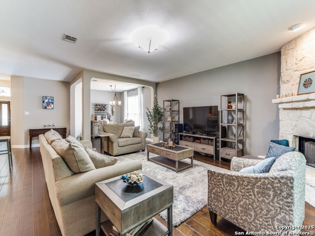 Listing photo id 3 for 737 San Gabriel