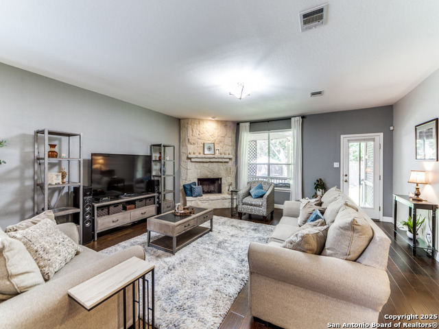 Listing photo id 4 for 737 San Gabriel