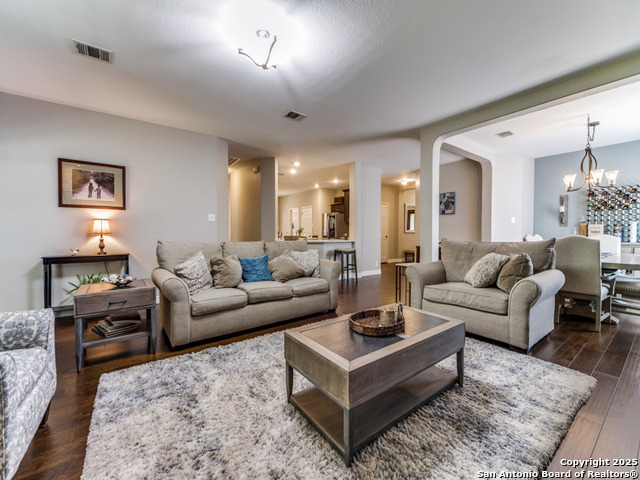 Listing photo id 5 for 737 San Gabriel