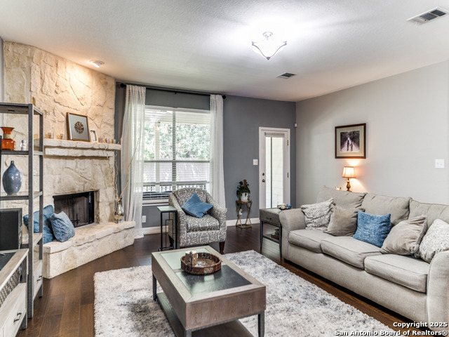 Listing photo id 6 for 737 San Gabriel