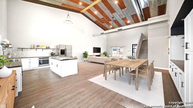 Listing photo id 9 for 201 Lakeview Cir