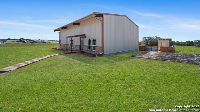 Listing photo id 0 for 201 Lakeview Cir