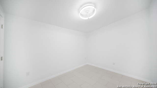 Listing photo id 24 for 201 Lakeview Cir