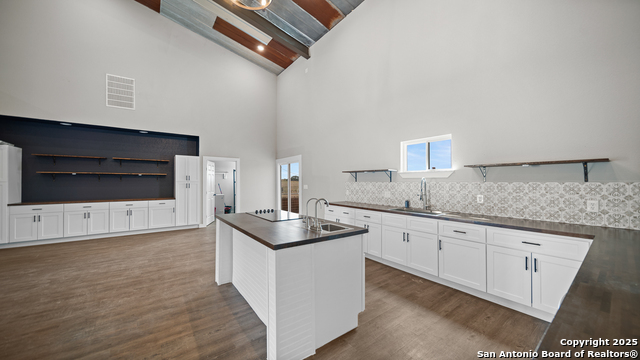 Listing photo id 35 for 201 Lakeview Cir