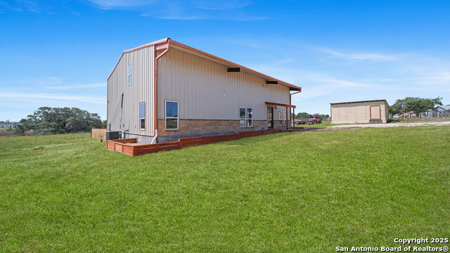 Listing photo id 2 for 201 Lakeview Cir