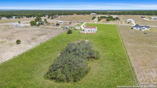 Listing photo id 5 for 201 Lakeview Cir