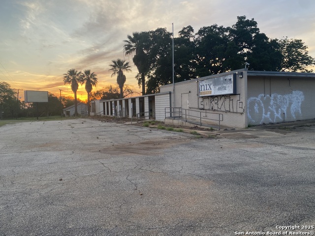 Listing photo id 2 for 230 Miller W