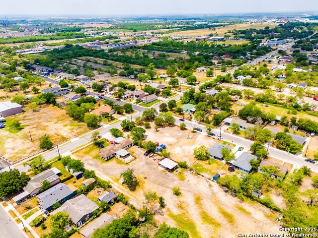Listing photo id 8 for 877 Villaret Blvd W