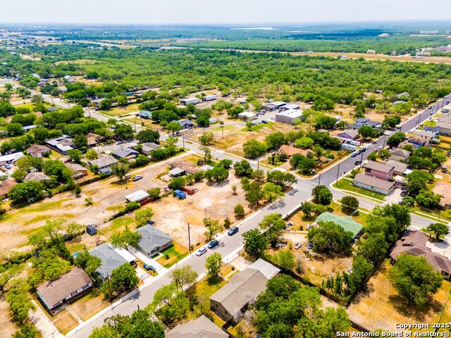 Listing photo id 9 for 877 Villaret Blvd W