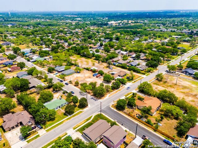 Listing photo id 10 for 877 Villaret Blvd W