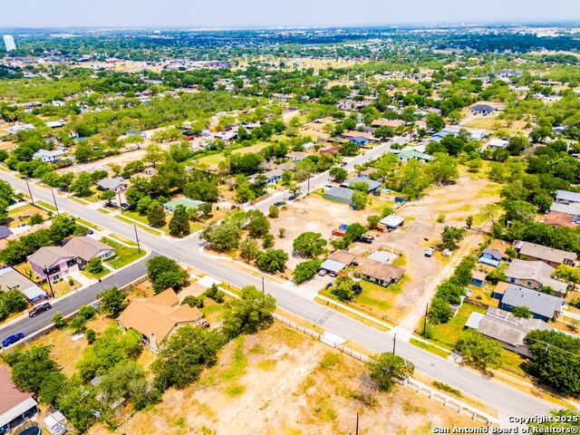 Listing photo id 11 for 877 Villaret Blvd W