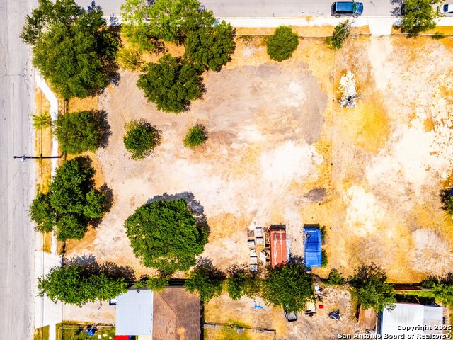Listing photo id 12 for 877 Villaret Blvd W
