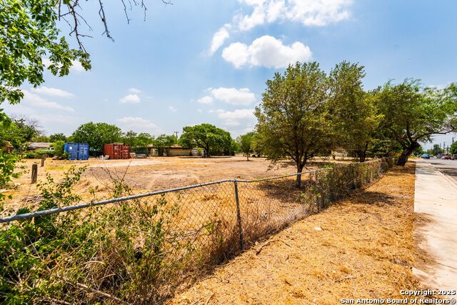 Listing photo id 13 for 877 Villaret Blvd W