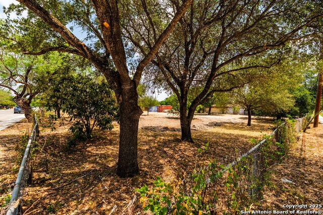 Listing photo id 14 for 877 Villaret Blvd W