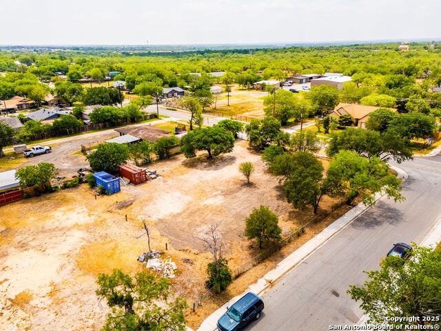 Listing photo id 0 for 877 Villaret Blvd W