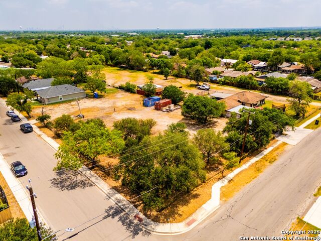 Listing photo id 1 for 877 Villaret Blvd W
