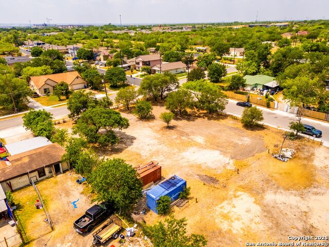 Listing photo id 3 for 877 Villaret Blvd W