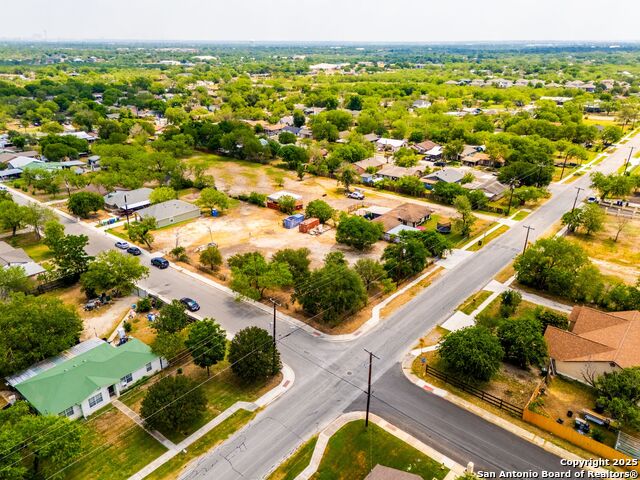 Listing photo id 5 for 877 Villaret Blvd W