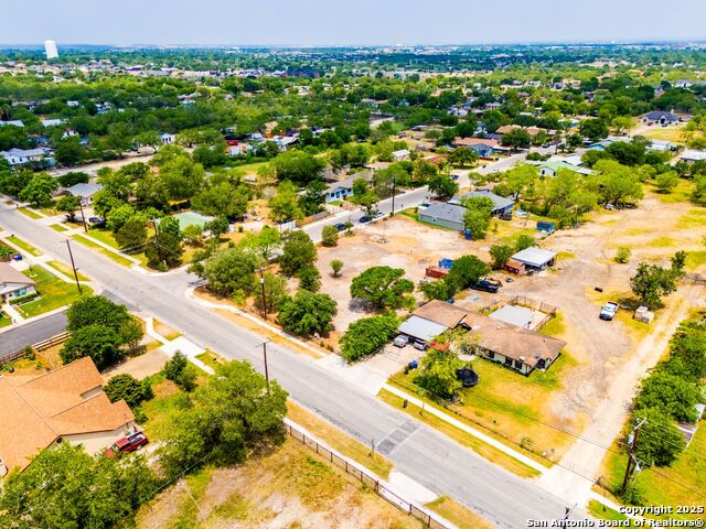 Listing photo id 6 for 877 Villaret Blvd W