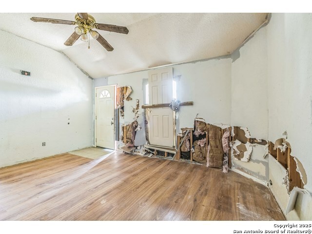 Listing photo id 9 for 2514 Christian