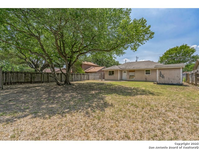 Listing photo id 10 for 2514 Christian