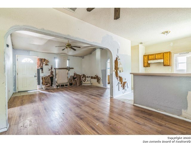 Listing photo id 0 for 2514 Christian