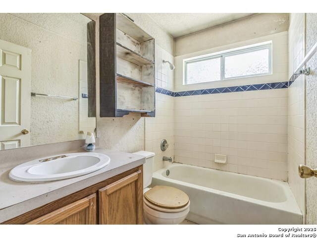Listing photo id 3 for 2514 Christian