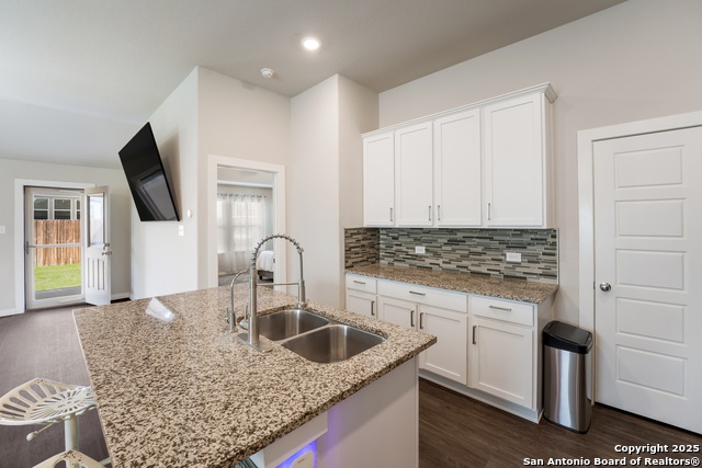 Listing photo id 3 for 6955 Shiraz Way