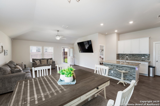 Listing photo id 5 for 6955 Shiraz Way