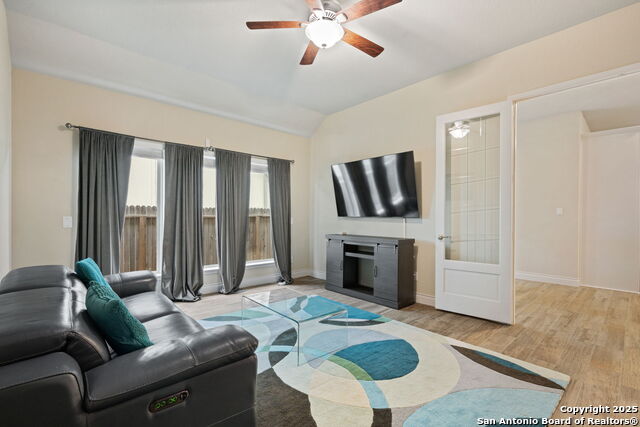 Listing photo id 15 for 7938 Cibolo