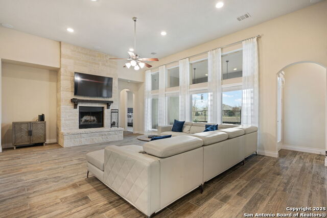 Listing photo id 7 for 7938 Cibolo