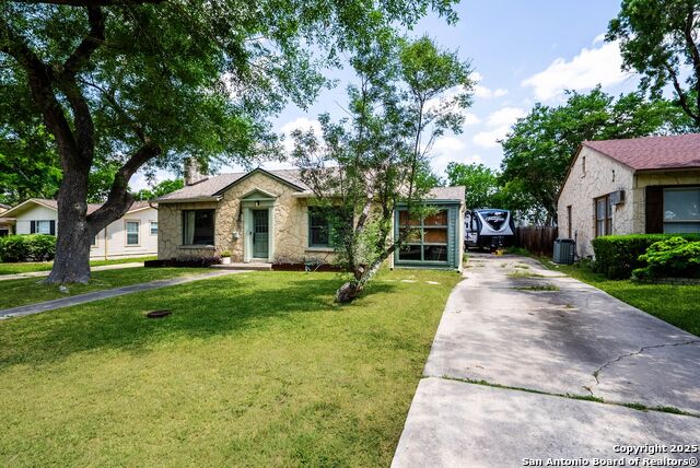 Image 2 of 22 For 223 Mariposa Dr W
