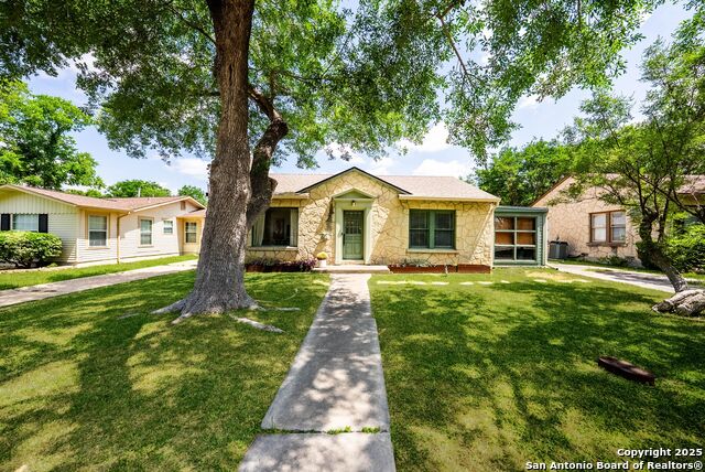 Image 3 of 22 For 223 Mariposa Dr W