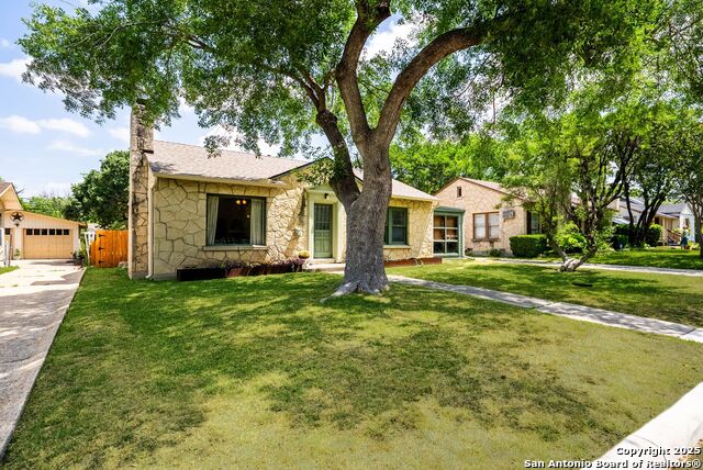 Image 4 of 22 For 223 Mariposa Dr W