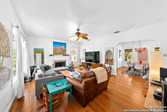 Image 7 of 22 For 223 Mariposa Dr W