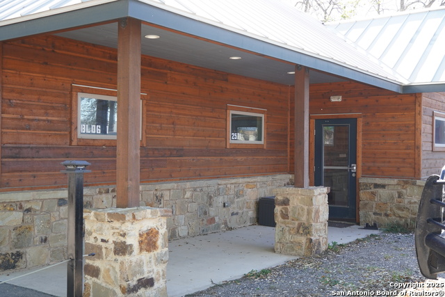 Listing photo id 0 for 2571 Macarthur
