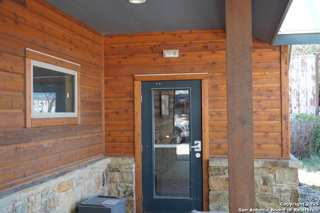 Listing photo id 1 for 2571 Macarthur