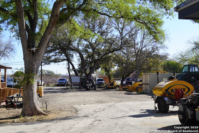 Listing photo id 3 for 2571 Macarthur