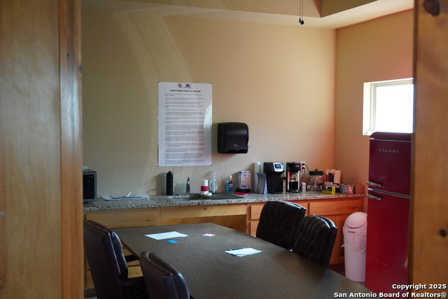 Listing photo id 6 for 2571 Macarthur