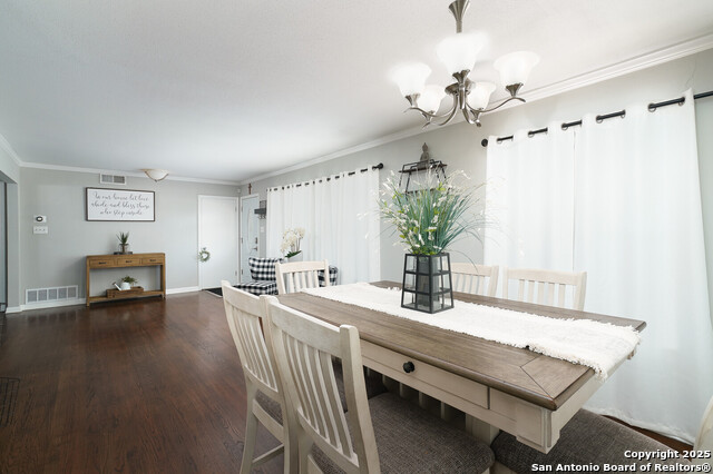 Listing photo id 10 for 311 Redcliff