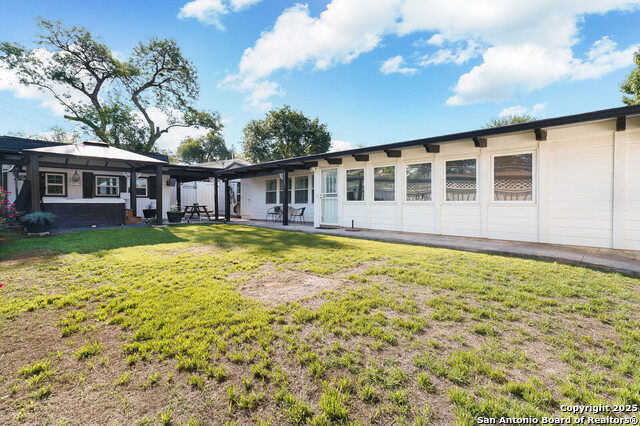 Listing photo id 25 for 311 Redcliff