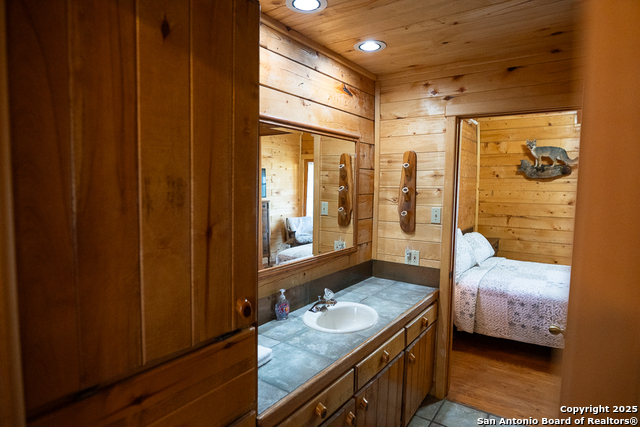 Listing photo id 7 for 173 Pvt Rd 3820