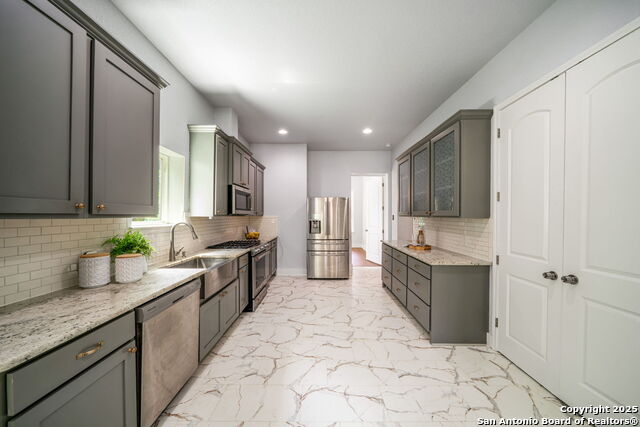 Listing photo id 8 for 925 Burnet