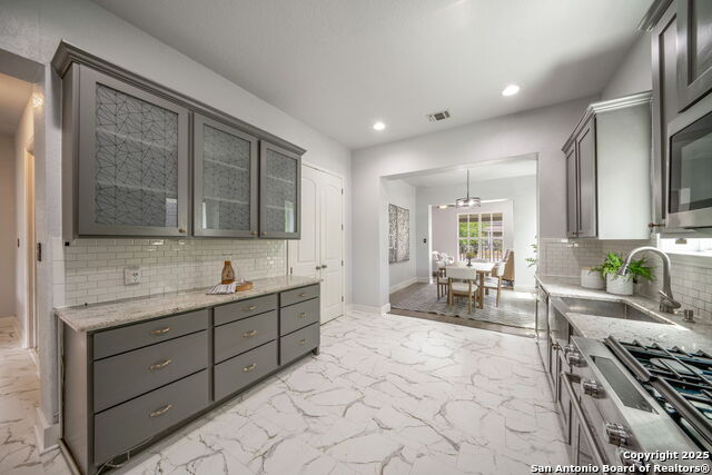 Listing photo id 9 for 925 Burnet