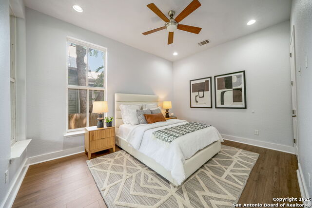 Listing photo id 10 for 925 Burnet