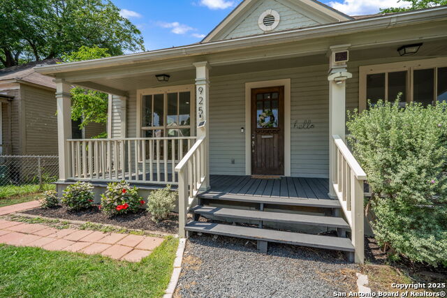Listing photo id 0 for 925 Burnet