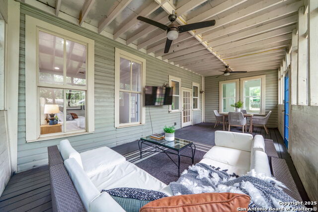 Listing photo id 19 for 925 Burnet