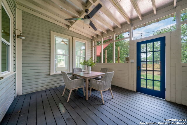 Listing photo id 20 for 925 Burnet