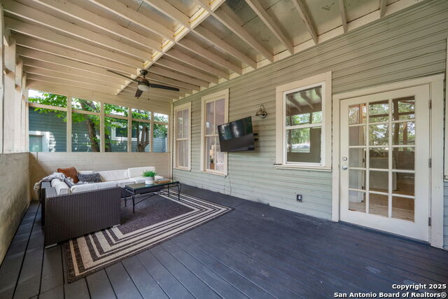 Listing photo id 21 for 925 Burnet