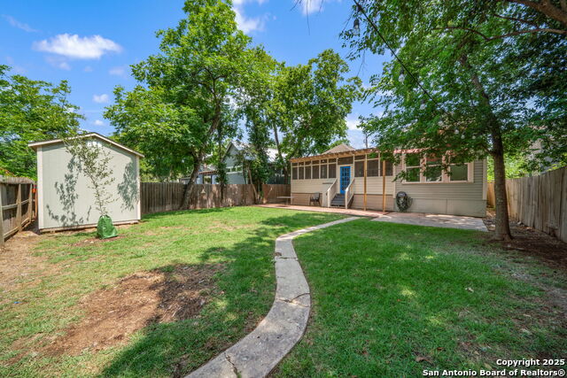 Listing photo id 23 for 925 Burnet